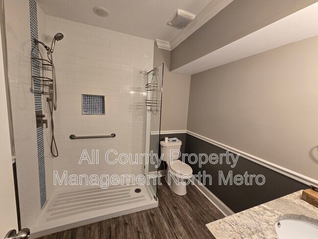 Building Photo - 545 Lakeview Dr