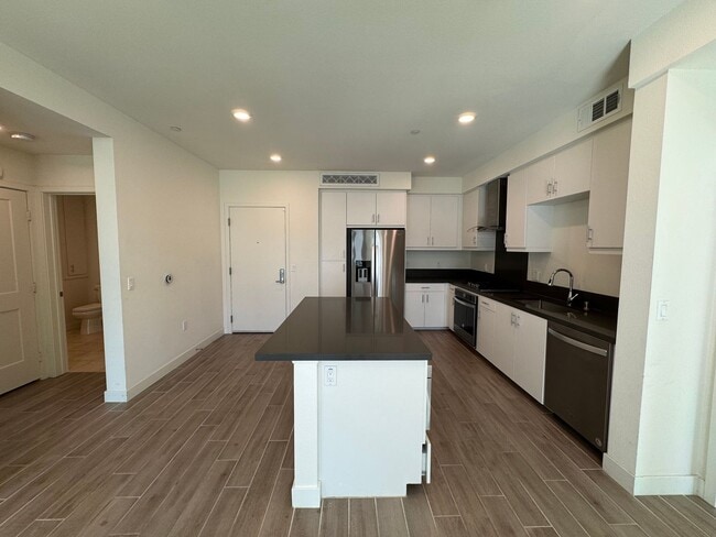 Building Photo - Stunning 2Bd/2Ba Condo in Heart of Irvine!