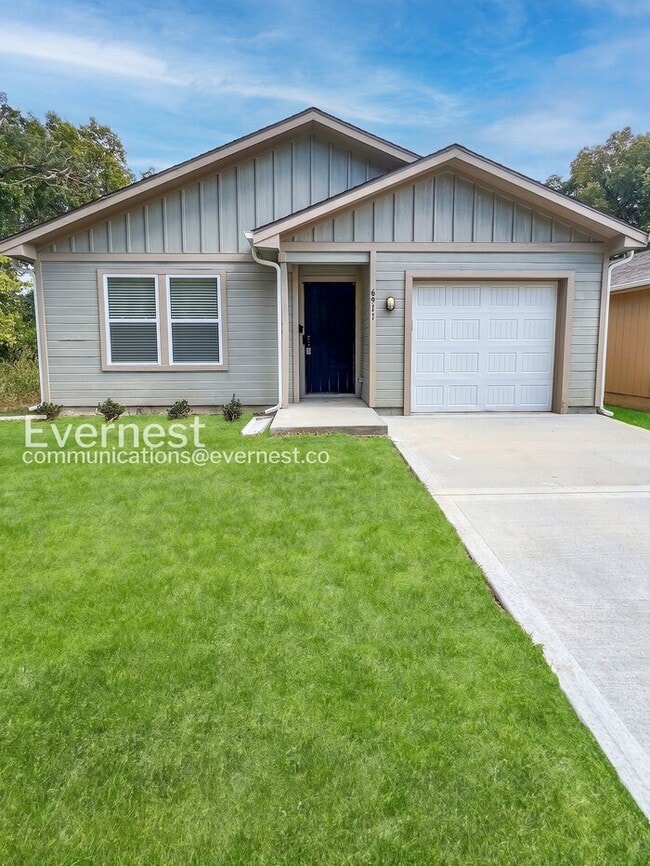 Building Photo - Cozy 4-Bedroom Home with Modern Amenities / Pet-Friendly / Available Now!