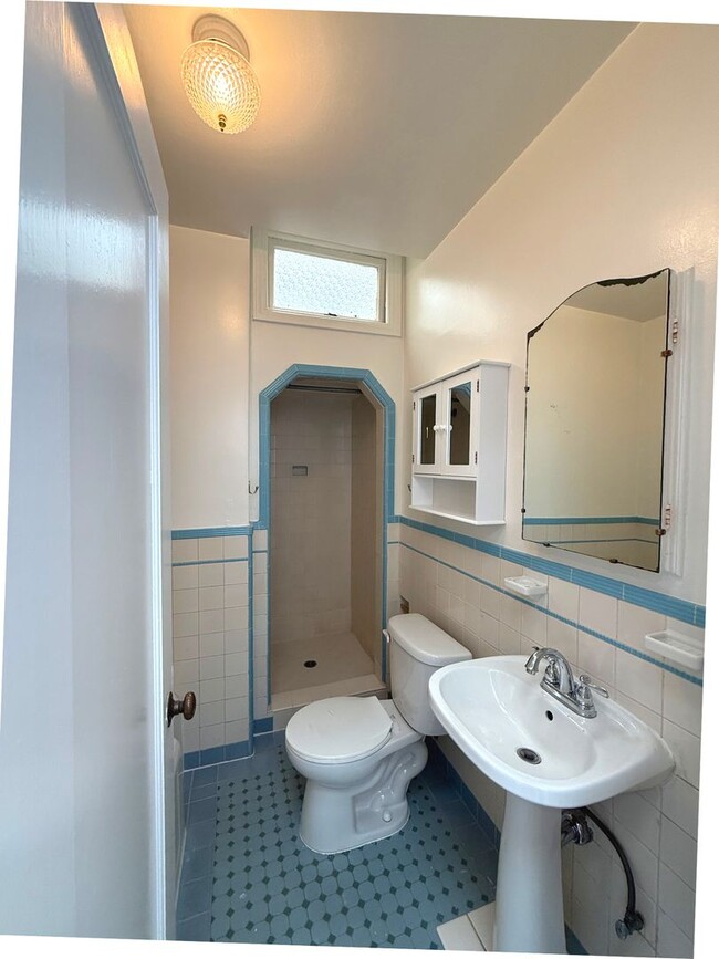 Building Photo - UPDATED BRIGHT 1500/ft 3BR/2BR+Bonus+1GR H...