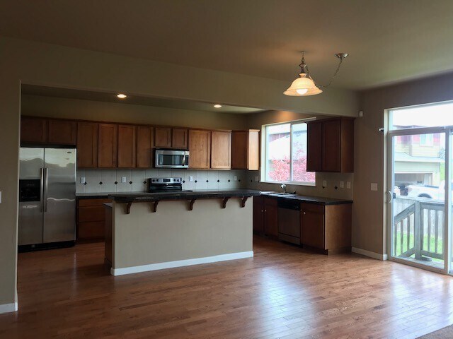 Building Photo - Beautiful Spacious 4BD/2.5BA Home