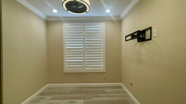 Building Photo - Beautiful 3 bedroom, 2 bath condo in La Jo...