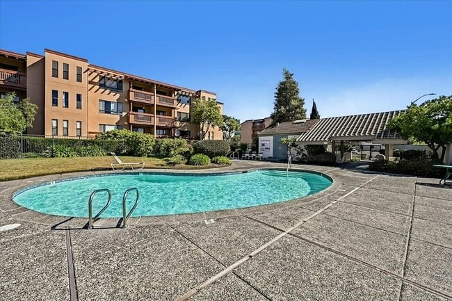 Building Photo - Remodeled 1BR Condo with Pool & Water Views Near Foster City