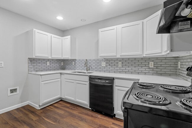 Building Photo - 1716 Manor Garden Curve