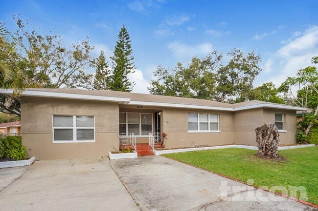 Building Photo - 1576 Bonair St