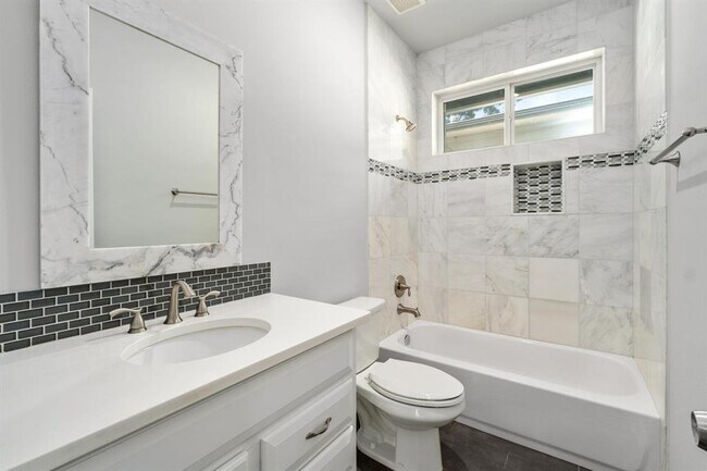 Building Photo - 2311 Santa Rita St