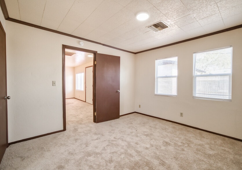 Building Photo - 1005 N Center Ave