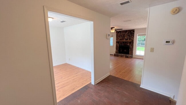 Building Photo - Lovely 3-Bedroom