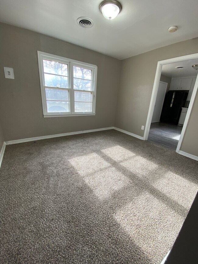 Building Photo - 4 Bedroom House Available now in Midwest City