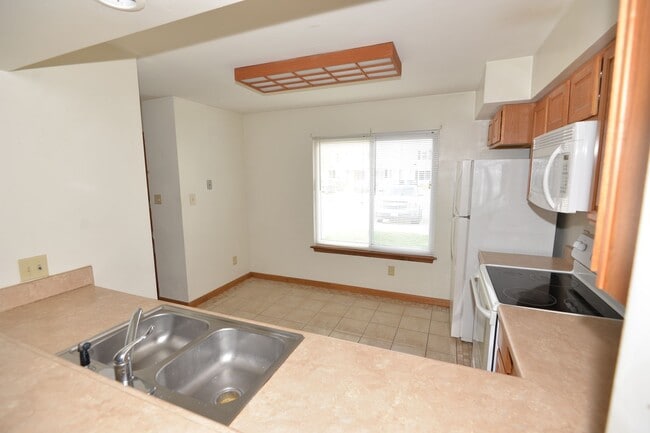Primary Photo - Updated 2 Bedroom Townhome in Salem Lakes