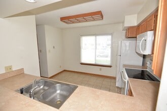 Building Photo - Updated 2 Bedroom Townhome in Salem Lakes