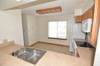 Building Photo - Updated 2 Bedroom Townhome in Salem Lakes