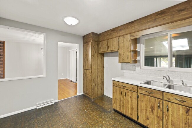 Building Photo - 2022 Northglen Dr