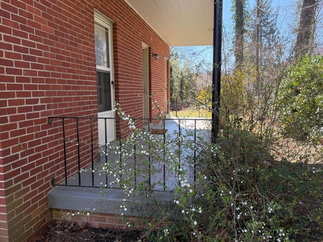 Building Photo - Shorewood Drive