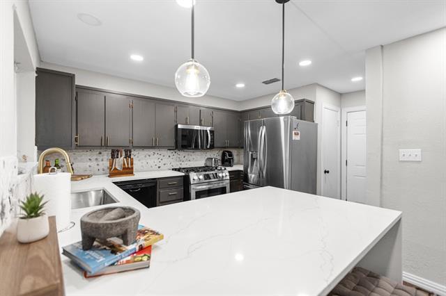 Building Photo - 136 Poinsettia Cir