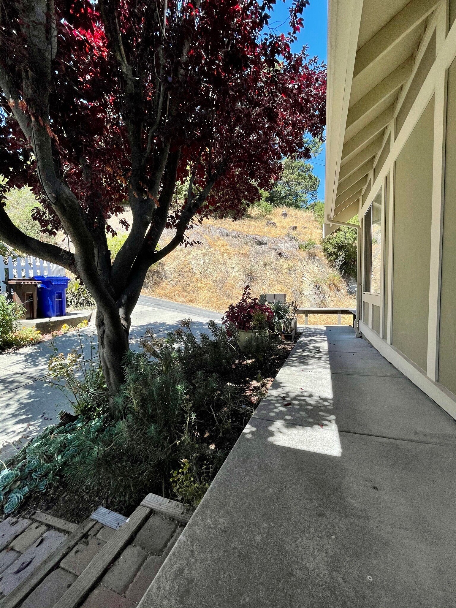 Front entry area - 411 Santa Fe Ave