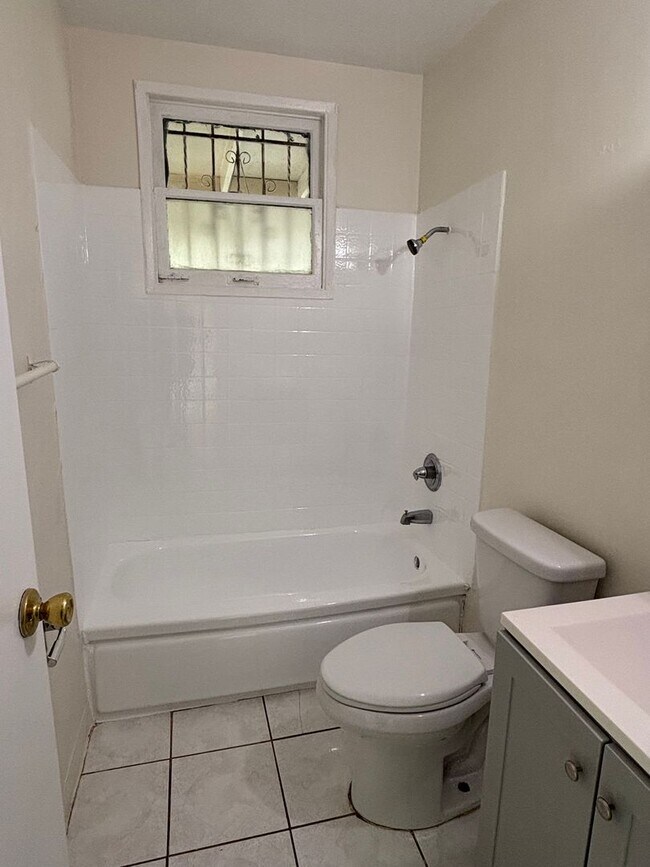 Building Photo - Spacious 3 bedroom available now!