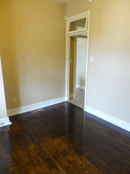 Building Photo - 213 E Mulberry St