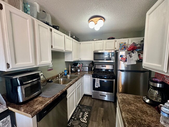 Building Photo - Beautiful 3 bedroom, 2 bath Townhome with ...