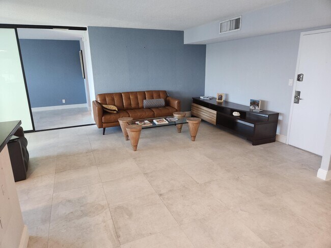 Building Photo - 1238 Hillsboro Mile