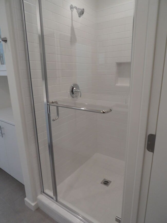 Building Photo - 4BR 3BA two-story condo with 2 Car Attache...