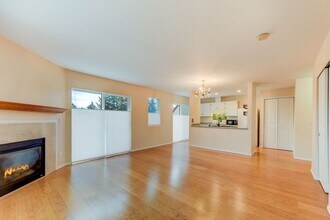 Building Photo - Commute-Friendly, Top-Floor, Totally Comfortable