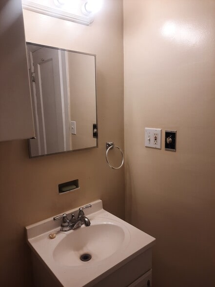 Building Photo - 226 E 5th Ave