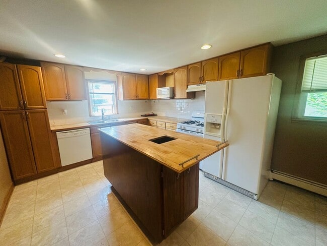 Building Photo - Charming 3 Bedroom Single Family Home Avai...