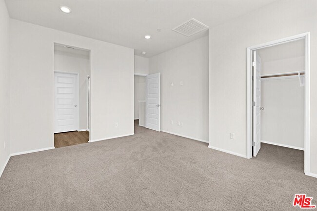 Building Photo - 220 Lockhart Wy