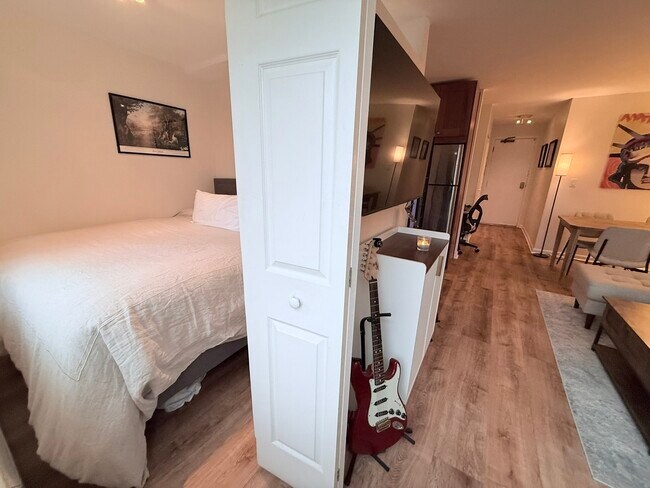 Building Photo - 3033 N Sheridan Rd