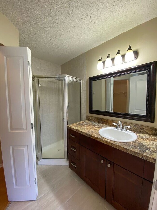 Building Photo - RENT SPECIAL-Regency Park at Lake Mary Corner Unit with Wrap-Around Balcony!