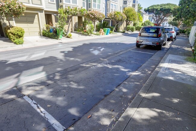 Building Photo - Sunny Potrero Hill 3BR / 1BA Townhome | Private Yard | YouTube Tour