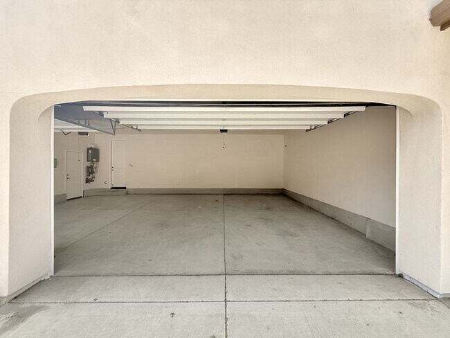 Building Photo - Beautiful 5B/4.5BA Home in Escondido Now A...