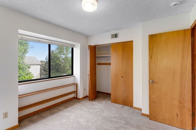 Building Photo - Cozy Condo in Convenient Location with Mou...
