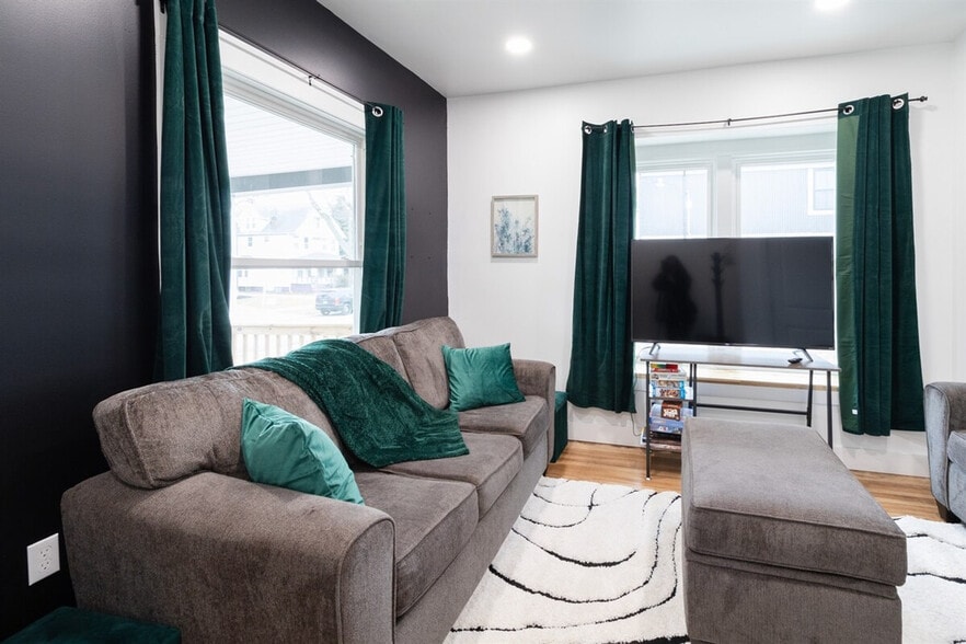 Building Photo - 10628 Lee Ave