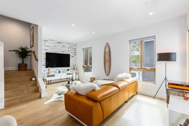 Building Photo - Stunning home in Studio City!