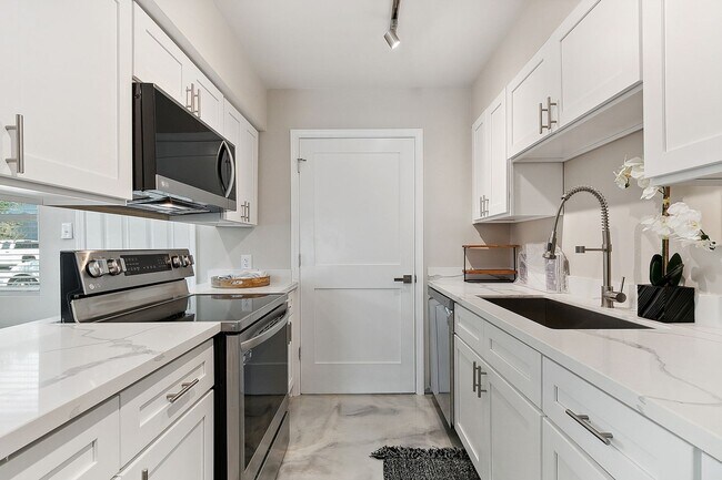 Building Photo - 405 Sugar Pine St