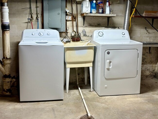 Building Photo - 3 Bedroom 2 Bathroom Cape Cod Available in York!