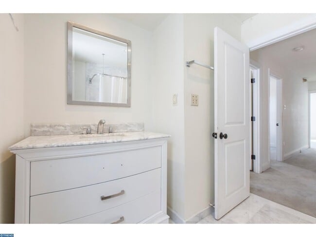 Building Photo - Renovated 4 Bedroom, 1.5 Bath House - Walk...