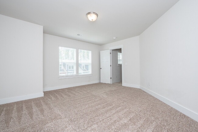 Building Photo - Modern 3BR/2.5BA Townhome with Main-Level Suite and Loft, located in a Prime Taylors Location!