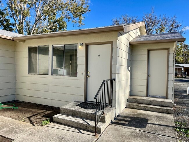 Primary Photo - Spacious 2 Bedroom, 1.5 Bath Triplex in Cl...