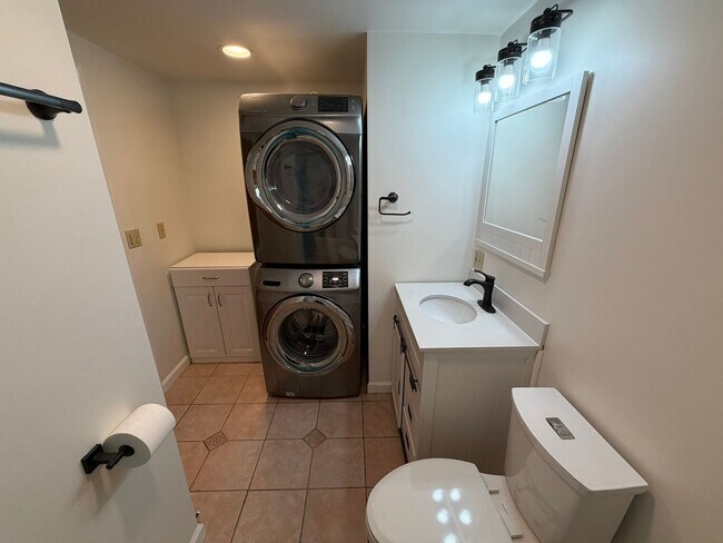 Building Photo - Beautiful 4 Bed / 2 Bath, Single Family Home. Close to Downtown Northampton!
