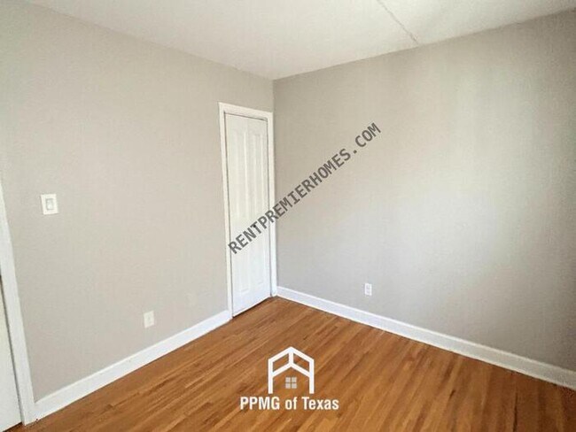 Building Photo - 1000 Lessel Dr