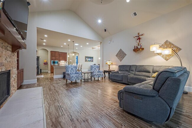 Building Photo - 25618 British Pine court