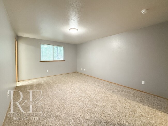 Building Photo - Vaulted Ceilings, Skylights & a True Primary Suite in This Gig Harbor Duplex