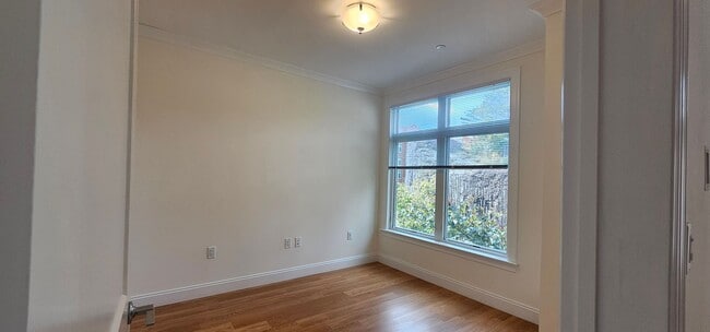 Building Photo - Chestnut Hill Luxury 1-Bed 1-Bath Apartment