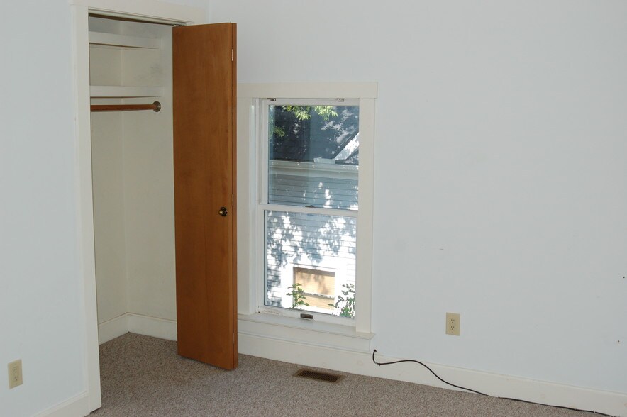 front bedroom - 724 W Washington St