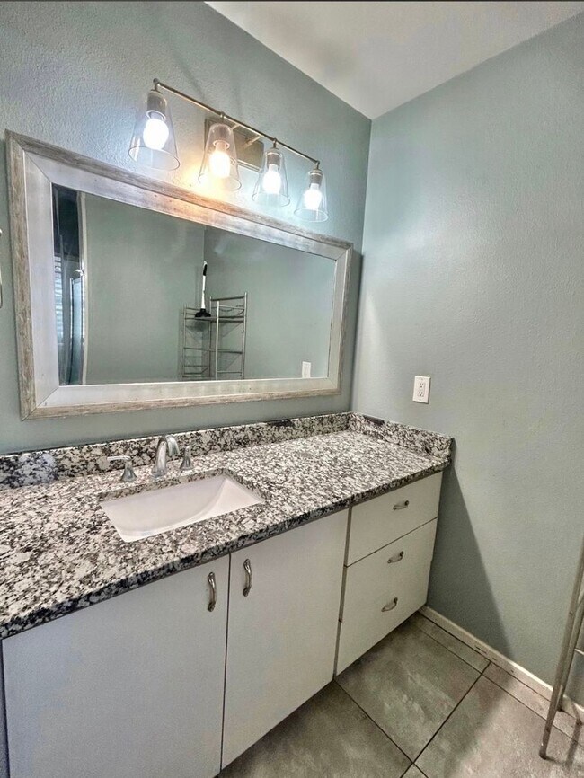 Building Photo - 3 bed 1 bath now available in the heart of Lubbock