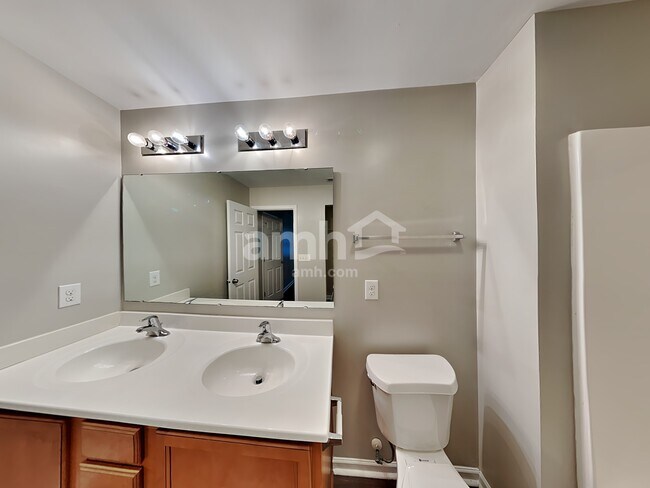 Building Photo - 15709 Lakepoint Forest Dr