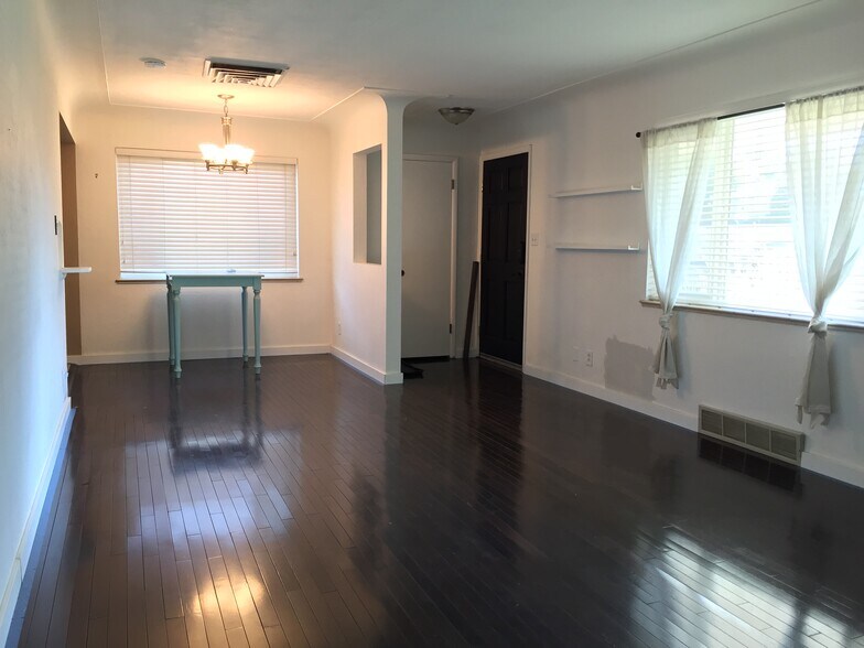 Living room - 4660 Perry St
